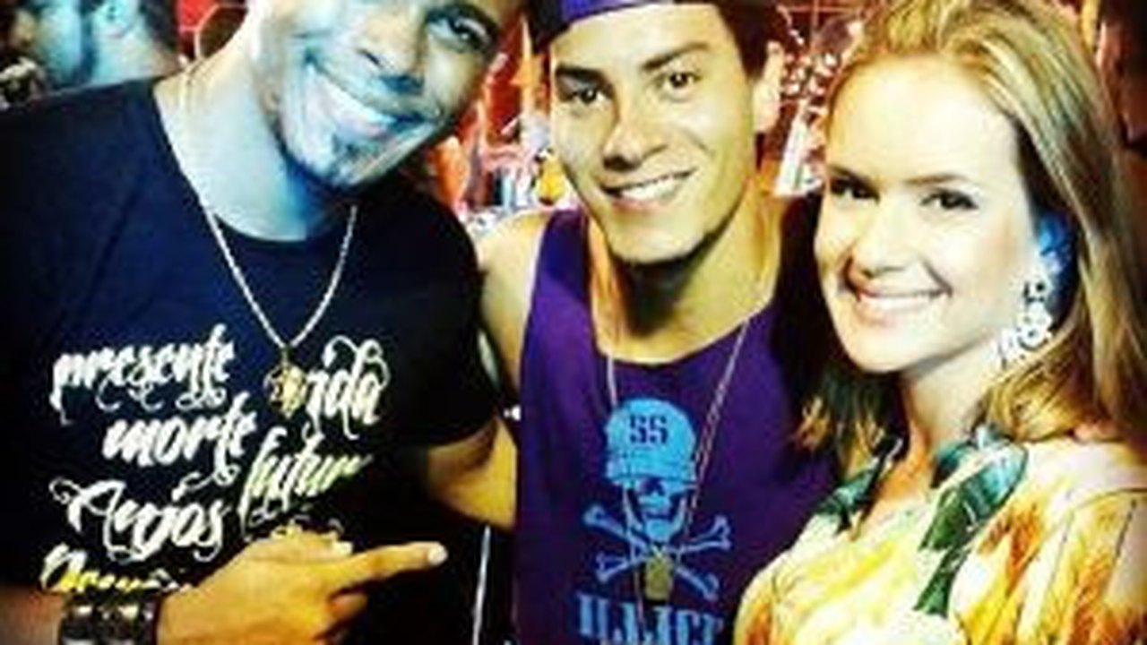 Arthur Aguiar e Carina Mennitto cantam com Tomate em cima do trio elétrico, em Salvador