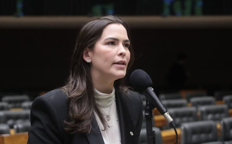 Comissão aprova política de atendimento a brasileiras emigrantes em repartições consulares