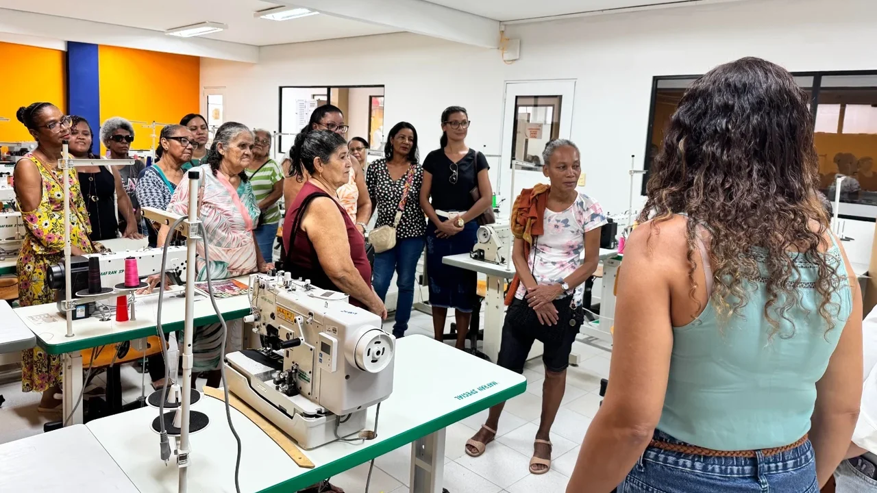 Mesa de Costura inicia atividades com visita a ateliê e projeta geração de renda a partir do reaproveitamento de jeans