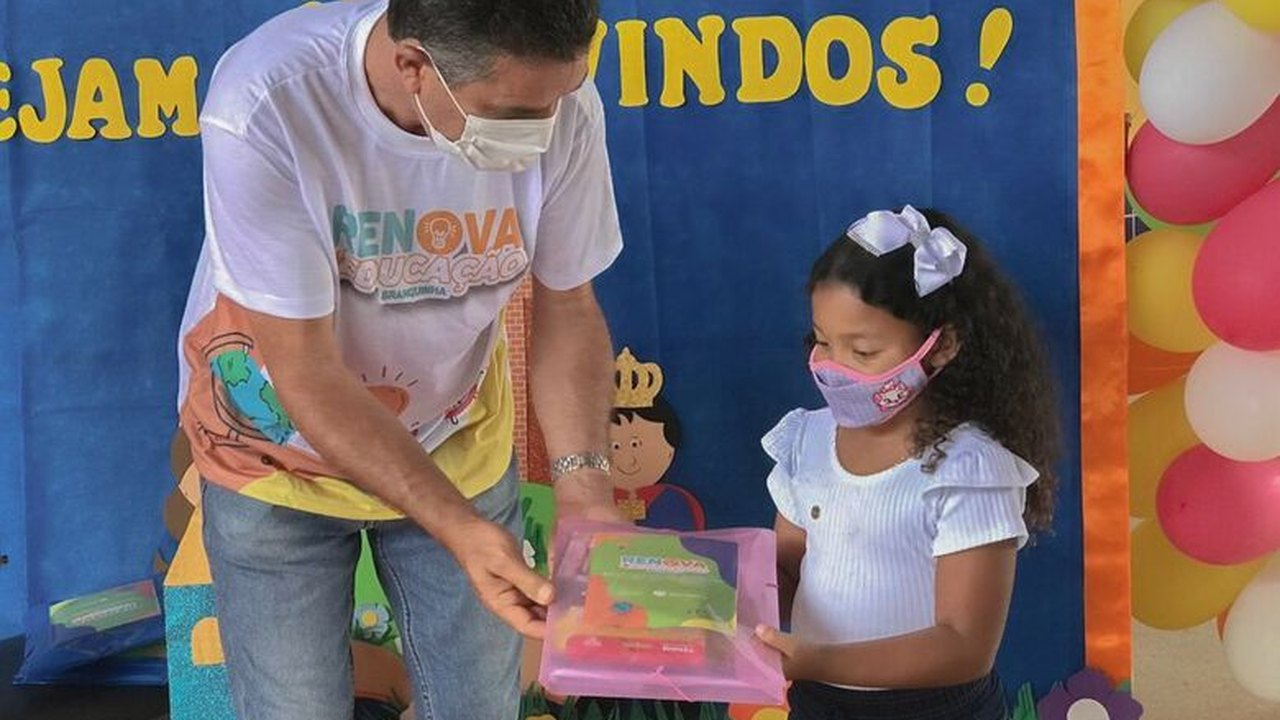 Educação de Branquinha inicia ano letivo de 2022 com entrega de kits escolares