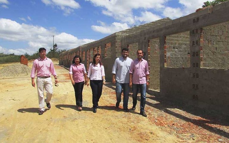 Secretária Estadual de Infraestrutura visita obras de casas em Mar Vermelho