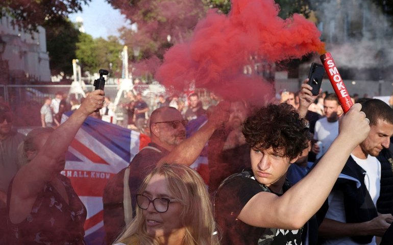 Mais de 100 são detidos na Inglaterra, em protestos anti-imigração