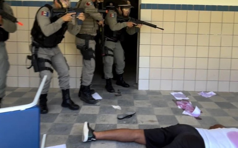 Batalhão Escolar encerra estágio com atividade simulando ataque em unidade de ensino