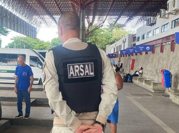 Agentes da Arsal prestam apoio à vítima de mal súbito no terminal rodoviário