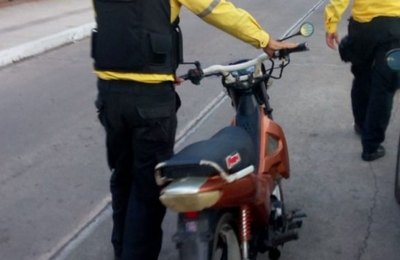 Fiscalização na rua fechada apreende 6 veículos ciclomotores