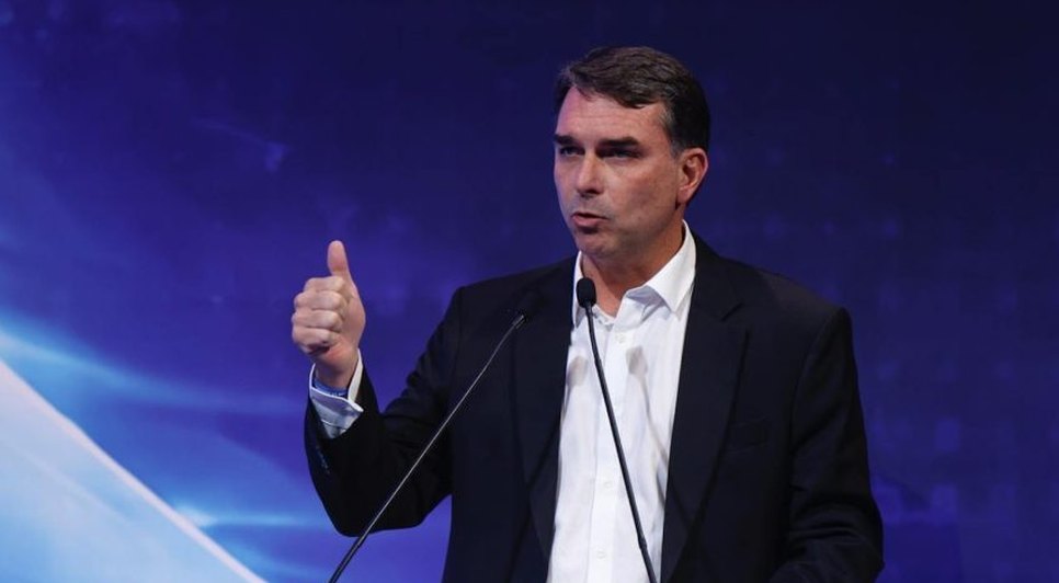 Flávio Bolsonaro participou de evento da CNI, em Brasília / Foto: Sérgio Lima/Poder360