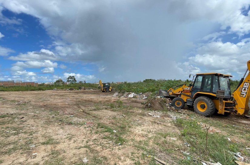 Prefeitura de Penedo realiza nova limpeza em terreno privado utilizado como lixão