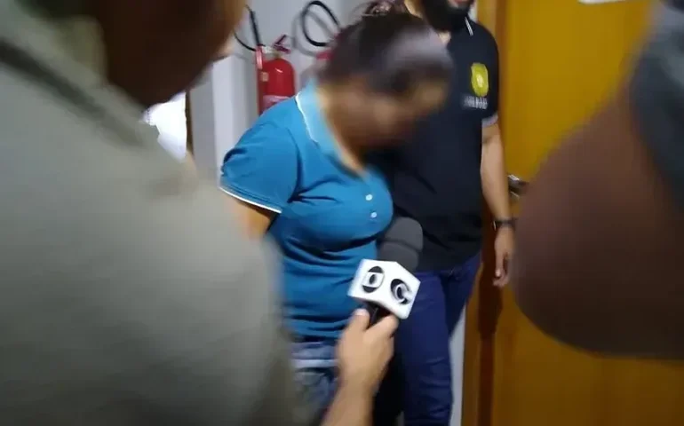 Mulher acusada de jogar enteado do 4º andar vai a júri popular nesta quarta
