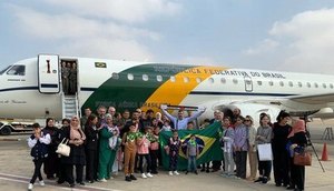 grupo-de-brasileiros-reunidos-antes-de-embarcar-13112023071654192