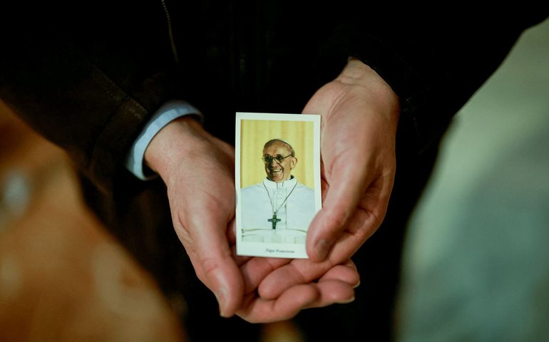 Papa Francisco recebe alta do hospital neste domingo