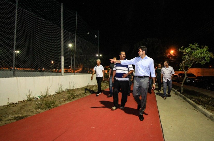 Rui Palmeira vistoria obra na Colina dos Eucaliptos