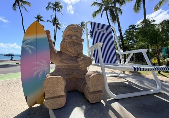 Ilumina instala Papai Noel de 'areia' ao lado da Cadeira Gigante para o Natal de Maceió