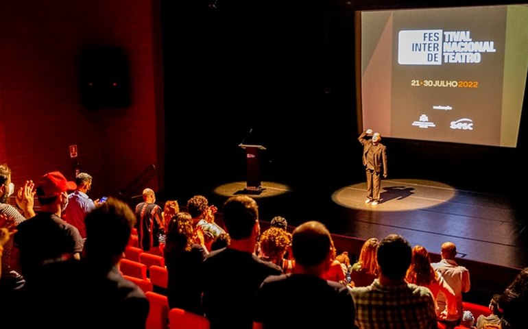 Projeto de teatro ocupa ruas da periferia de Belém com crítica e humor