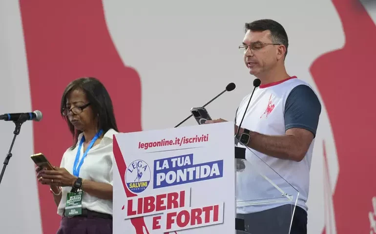 Flávio Bolsonaro 'responsabiliza' mídia por ataques contra direita