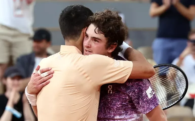 'Parabéns', disse Djokovic em português a Fonseca após eliminação em Roland Garros