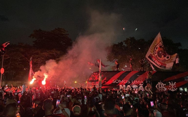 Flamengo chega ao Marrocos para o Mundial após festa da torcida no embarque