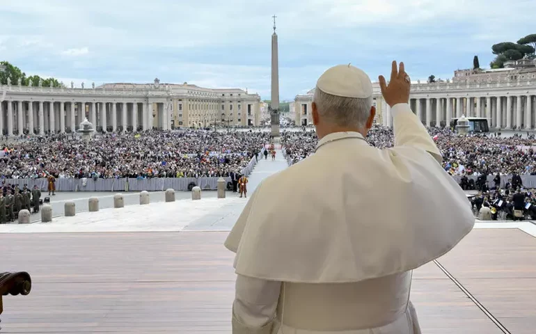 Vaticano ameaça excomungar grupo ultraconservador ligado à missa em latim