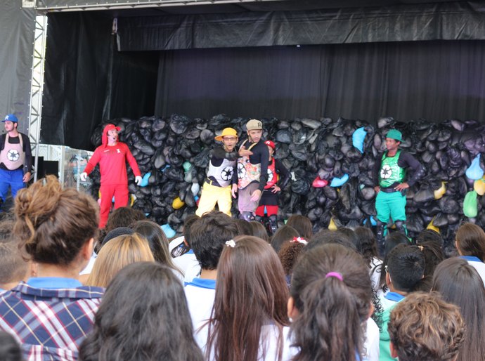 Escola Sesi inicia ano letivo com espetáculo sobre meio ambiente