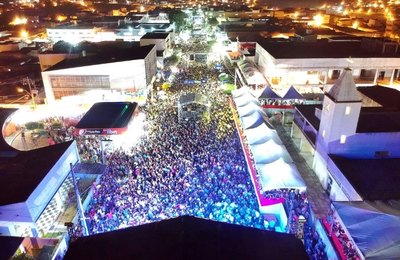 Devinho Novaes, Dorgival Dantas e artistas santanenses embalam o público na Festa da Juventude  