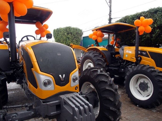Equipamentos agrícolas são entregues pela Emater ao município de Olivença