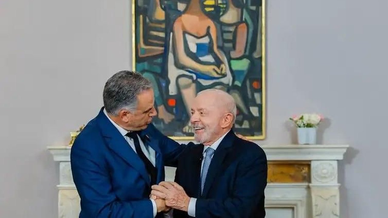 Yamandú Orsi parabeniza Lula pela vitória nas urnas