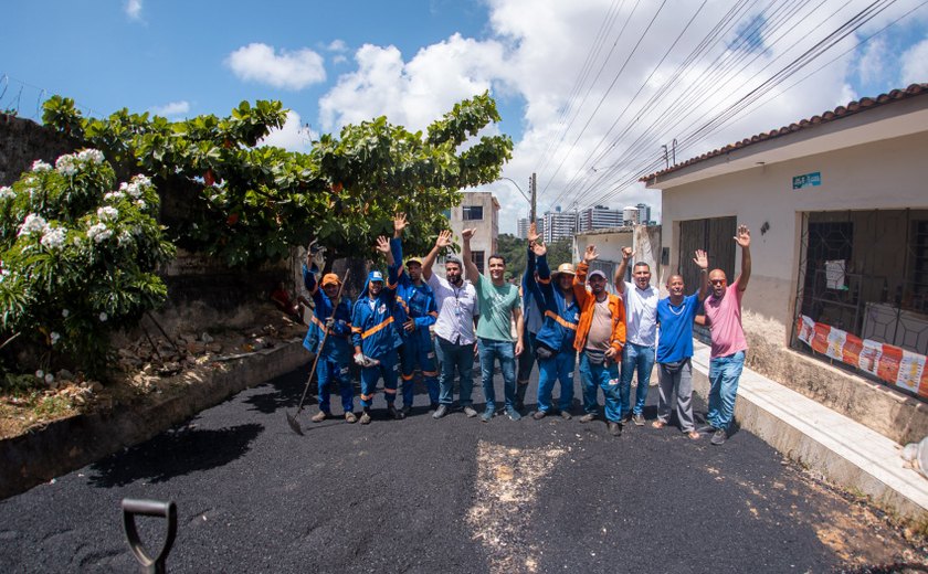 Prefeito JHC dá inicio a obra de pavimentação da Rua Ladeira Onze do Barroso, no Jacintinho
