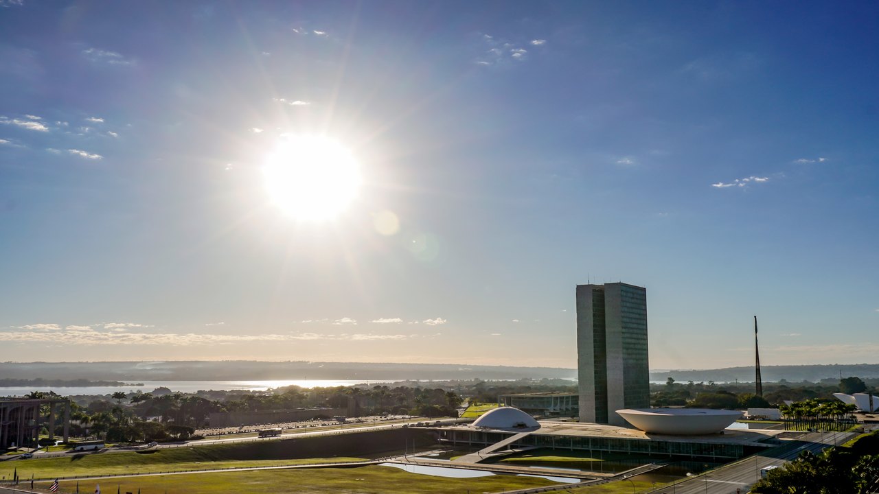 Congresso vota nesta semana o fim da escala 6x1 e a 'taxa das blusinhas'