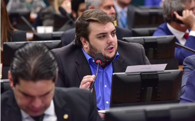 Comissão aprova pena de prisão a quem retirar preservativo sem consentimento do parceiro