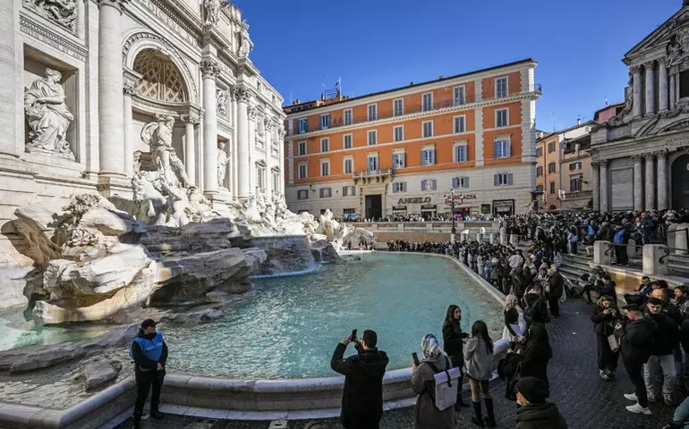 Turista é detido e multado após mergulhar na Fontana di Trevi, em Roma