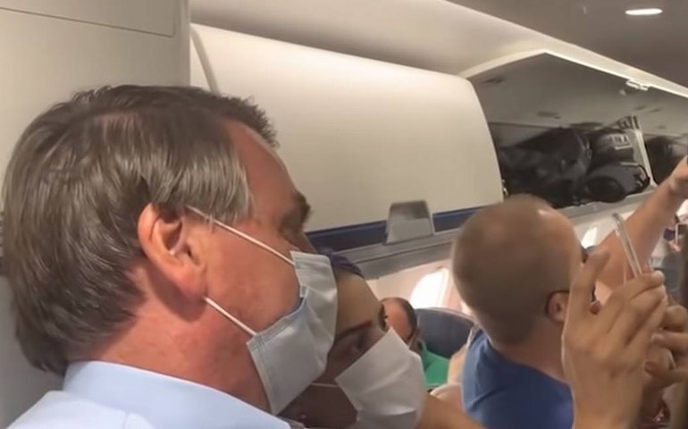 “Quem fala ‘fora Bolsonaro’ devia estar viajando de jegue”, diz Bolsonaro em voo