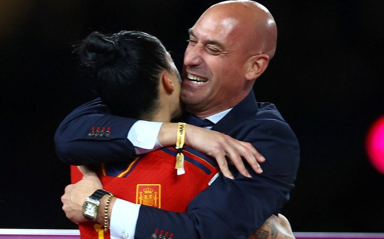 Presidente da Federação Espanhola se desculpa por beijar atleta campeã