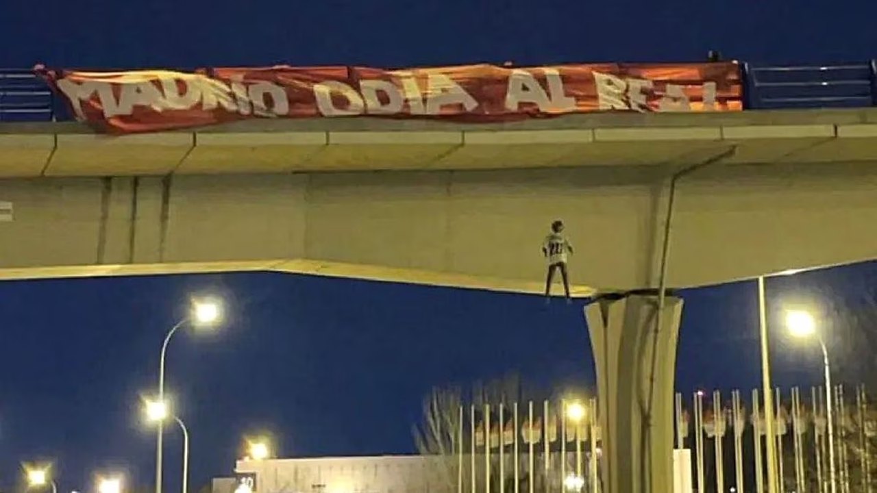 Torcedores que penduraram boneco com camisa de Vini Jr. em ponte são proibidos de ir a estádios