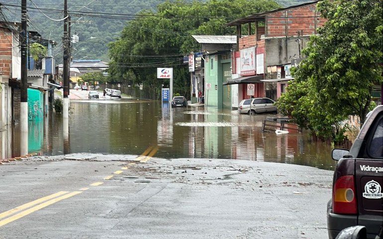 Águas baixam em Ubatuba e moradores já começam a voltar para casa
