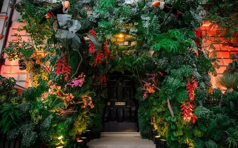 Londres expõe obras feitas a partir de cinzas de queimadas na Amazônia para arrecadar fundos para indígenas