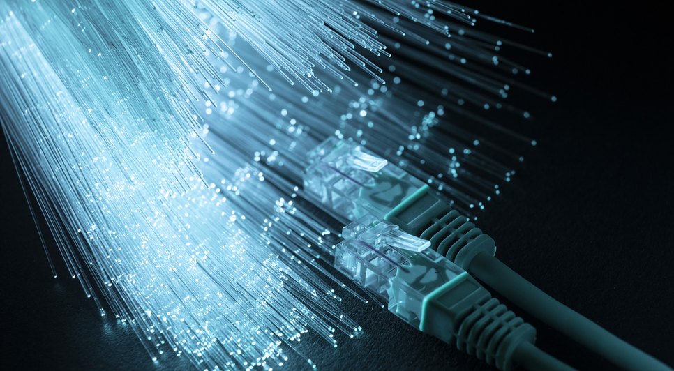 blue-optic-fiber-with-ethernet-cables / Foto: <a href='https://br.freepik.com/fotos-vetores-gratis/banda-larga'>Banda larga foto criado por freepik - br.freepik.com</a>