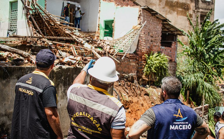 Convívio Social derruba casas condenadas pela Defesa Civil no Jacintinho