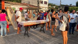 Após atropelamento fatal, moradores bloqueiam avenida com pneus queimados e levam caixão para protesto em Aracaju; VÍDEO