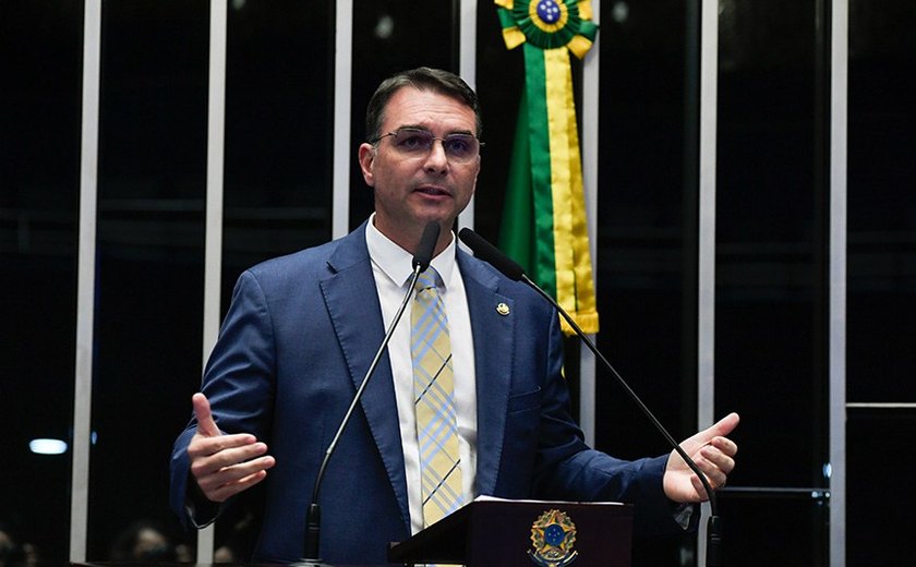 Flávio Bolsonaro ironiza áudios de Ramagem