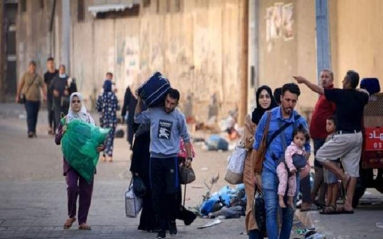 Vídeo mostra palestinos fugindo a pé para o sul de Gaza em busca de refúgio