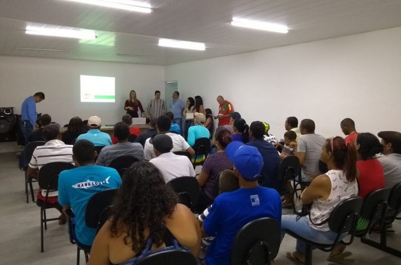 Ambulantes que atuam na orla são orientados sobre destinação de resíduos