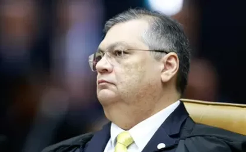 Dino defende Moraes e diz que ministro 'cumpriu o seu dever'; Cármen beija a mão do ministro