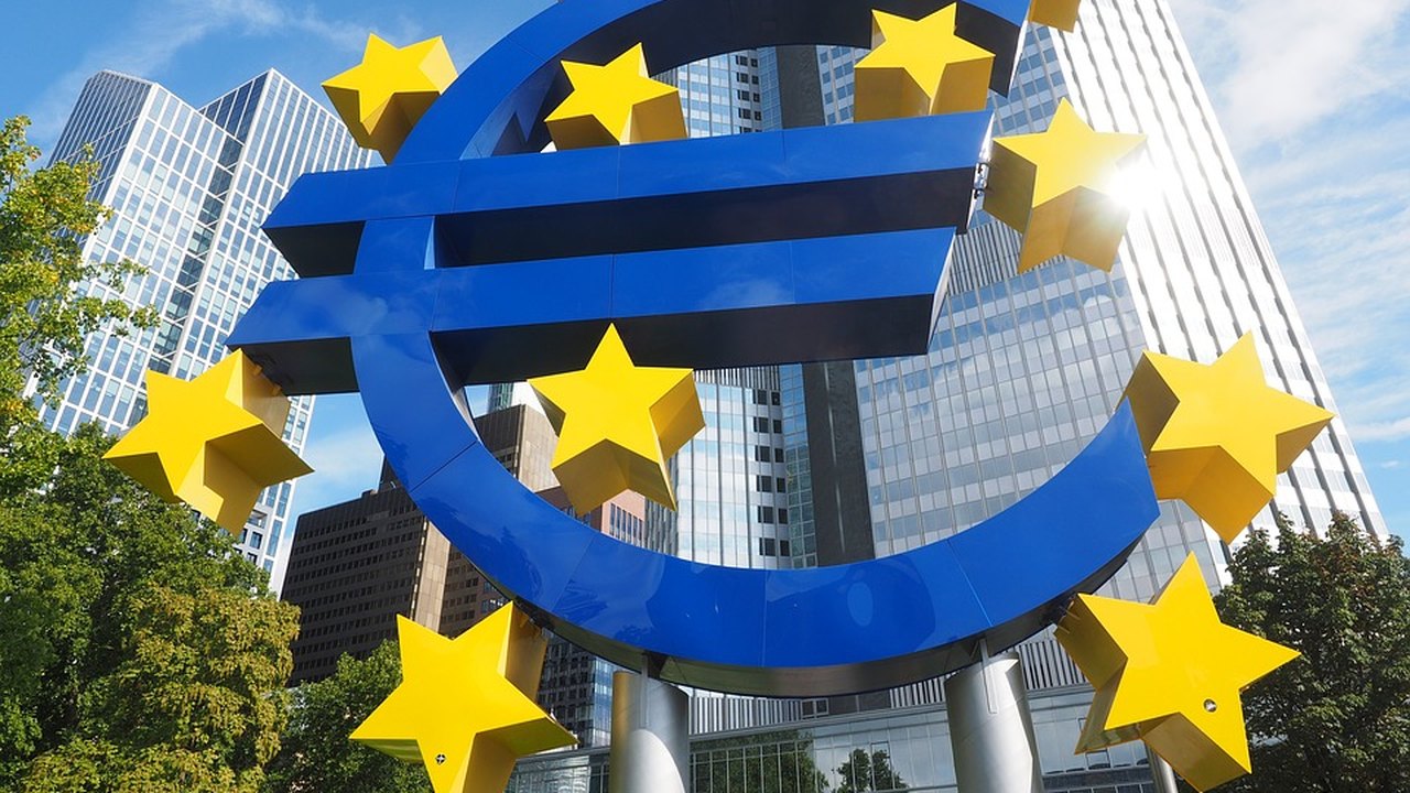 Taxa de desemprego da zona do euro cai a 6,5% em outubro