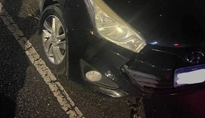 Carro derruba poste e fica abandonado na Barra dos Coqueiros