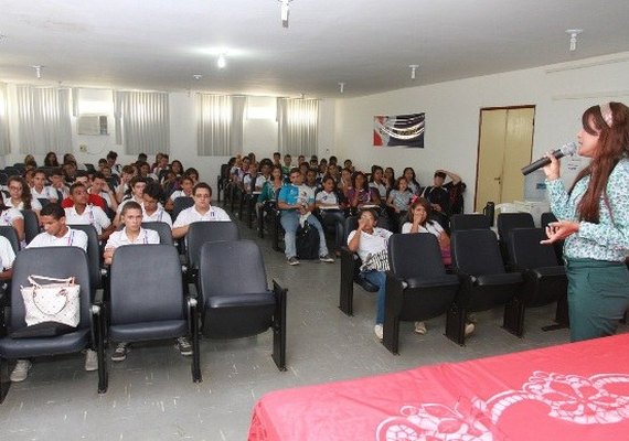 Uso racional da água é tema de palestra para estudantes da rede estadual