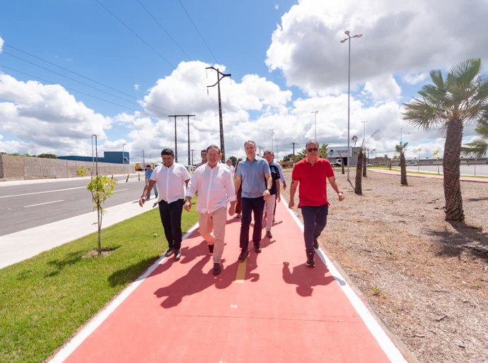 Prefeito Luciano recebe ministro em visita técnica às obras do VLT