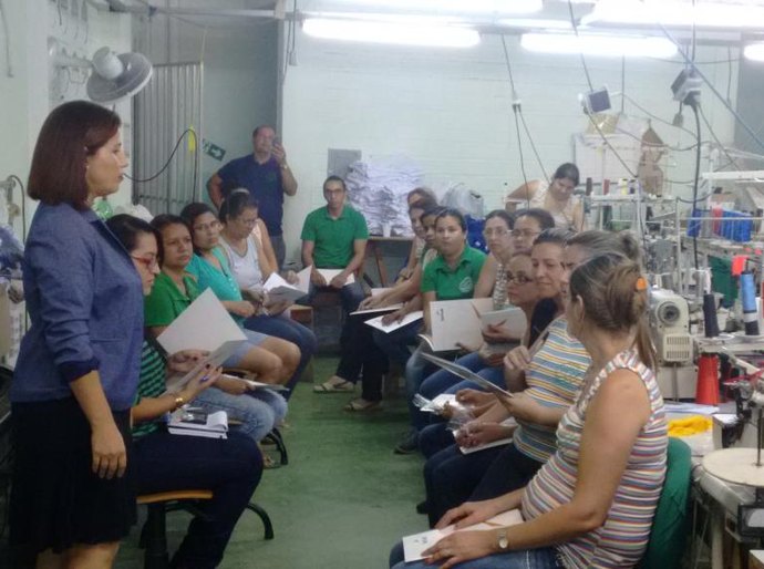Senac palestra para colaboradores de empresa de confecções