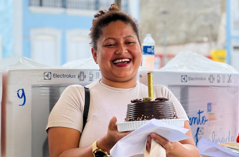 “Foi um verdadeiro presente de Deus”, comemora alagoana que ganhou geladeira no dia do aniversário em Penedo