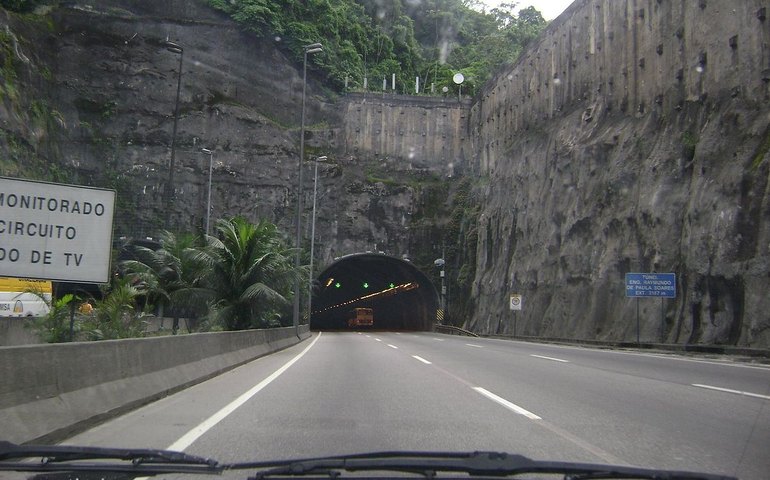 Vítimas de inalação de fumaça em túnel no Rio continuam internadas