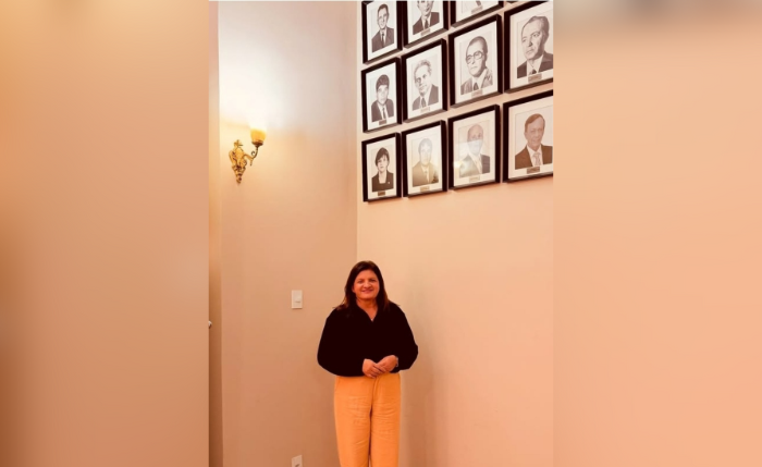 Ziane Costa publicou em seu perfil no Instagram a imagem de um quadro com sua foto nas paredes da Assembleia Legislativa de Alagoas