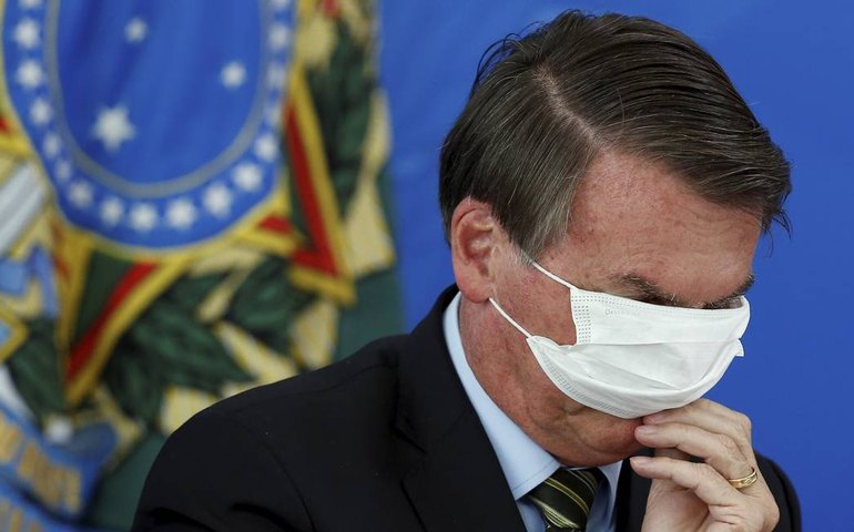 Bolsonaro é escrachado nas redes após esconder relatórios sobre aumento de mortes na pandemia: “Genocida”